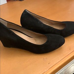 EUC Vionic suede wedges